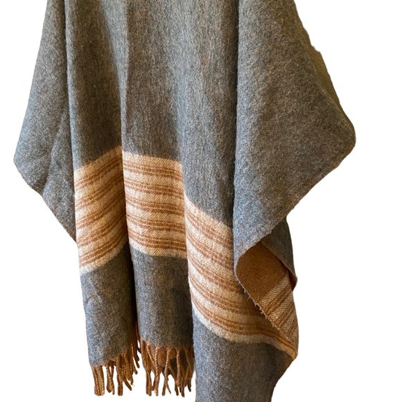Vintage Monteza's Alpaca Cape Poncho Shawl Wrap Wooden Button At Neckline Sz Med - Picture 3 of 16